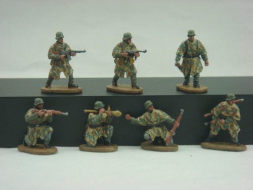 Caesar Miniatures WWII German Army with Camouflage Cape 1:72 (HB04)