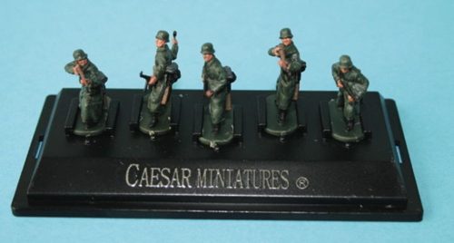 Caesar Miniatures WWII German Army with long coat (fertig bemalt) 1:72 (P805)
