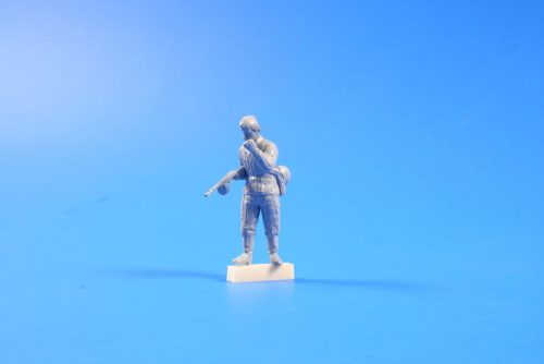 CMK Soviet Soldier with Machinegun (1Fig.) 1:35 (129-F35225)