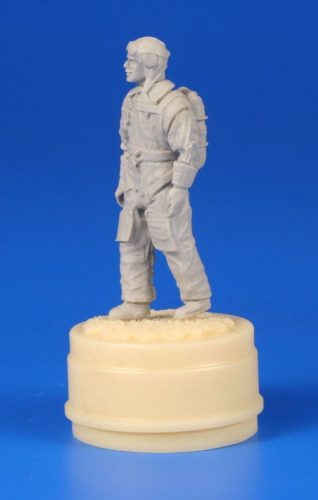 CMK Czechoslovak pilot(1938)w.a parachute on his back 1:48 (129-F48298)