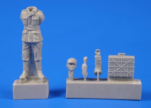 CMK German WWII Soldier with Grenade Case 1:48 (129-F48302)