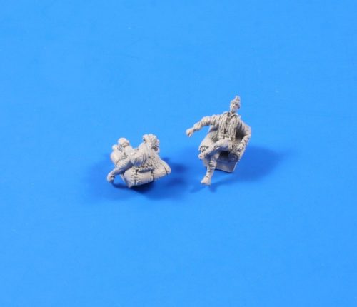 CMK WWII German pilots at rest (2 fig) 1:72 (129-F72229)