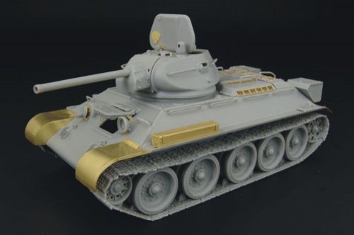 Hauler T-34-76 1942 Factory No 112 1:48 (HLX48157)