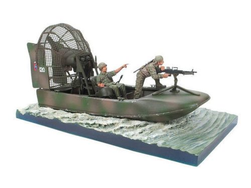 Hobby Fan Aircat Airboat Base with 2 Figures (the boat is not included) 1:35 (HF083)