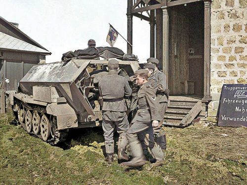 ICM 'Krankenpanzerwagen' Sd.Kfz.251/8 Ausf.A , WWII German Ambulance with Military Medical Personnel 1:35 (35114)