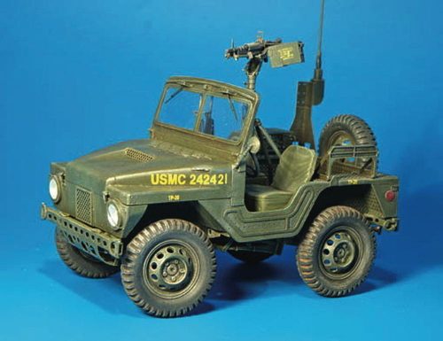 Plus Model M422 Kommandot Fahrzeug 1:35 (312)