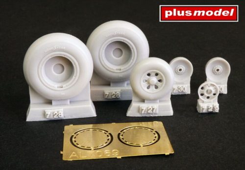 Plus Model B-24 Liberator wheels early 1:72 (AL7069)