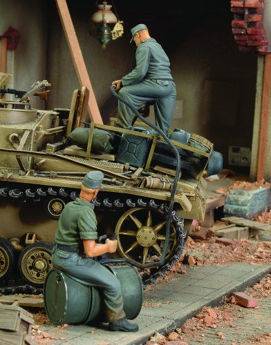 Royal Model German crew refuelling tank-2 fig.-WWII 1:35 (RM154)