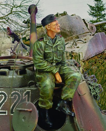 Royal Model Waffen SS tanker sitting on turret-WWII 1:35 (RM156)