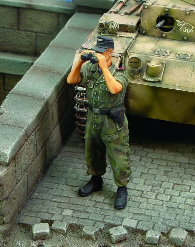 Royal Model Waffen SS tanker looking through binoculars-WWII 1:35 (RM157)