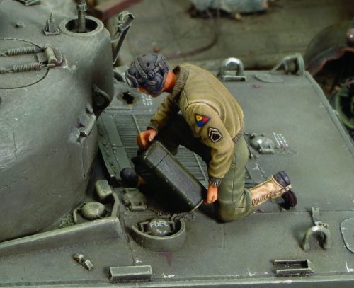 Royal Model U.S. CREW member refuelling tank - WWII 1:35 (RM165)