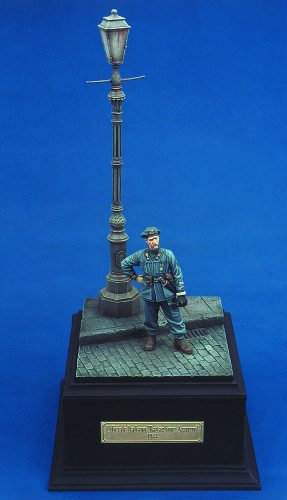 Royal Model Italian Officer Btg. Azzurro (with base) WWII 1:35 (RM194)