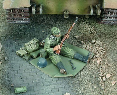 Royal Model German soldier cleans up his rifle-WWII 1:35 (RM534)