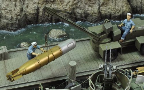 Royal Model U.S. sailors loading torpedo-WWII 1:35 (RM538)