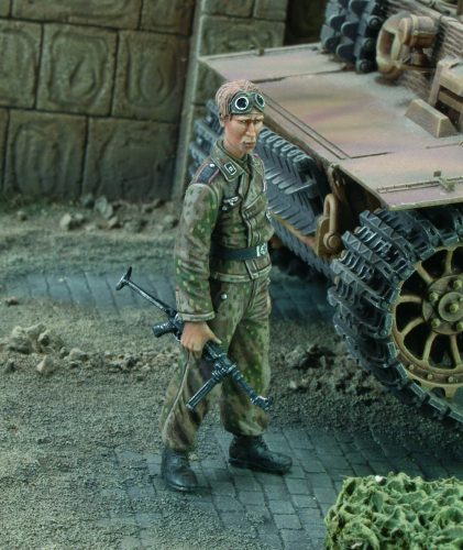 Royal Model SS-Unterscarfuhrer with MP-40 WWII 1:35 (RM551)