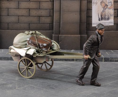 Royal Model Evacuee pulling cart 1:35 (RM628)