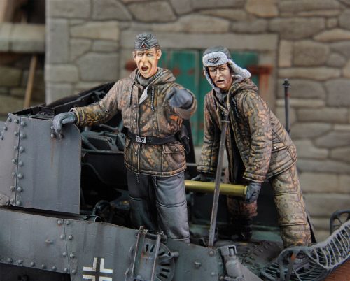 Royal Model German tankers in winter dress loading ammo-2 fig. 1:35 (RM675)