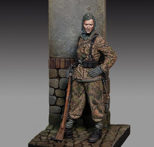 Royal Model Waffen SS Grenadier with rifle (75mm) (RM800)