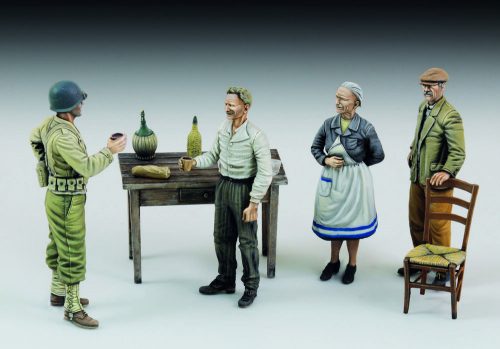 Royal Model U.S. soldier who drinks with civilians 1:35 (RM803)