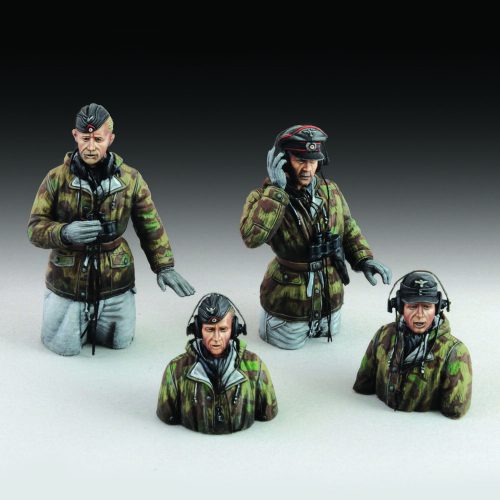 Royal Model German tank crew in winter dress - WWII 1:35 (RM829)