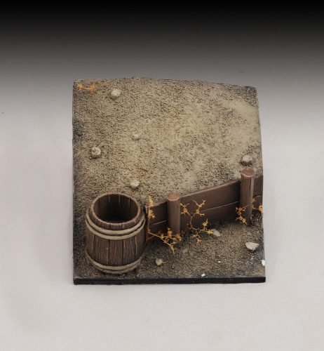 Royal Model Base with bucket and wooden wall 1:32 (RM920)