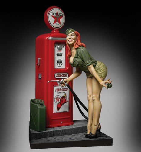 Royal Model Pin-up at the gas pump (75mm) (RM928)