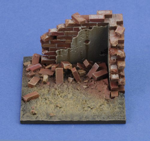 Royal Model Base with ruined wall 'cm4x4' No.10 1:35 (RM941)