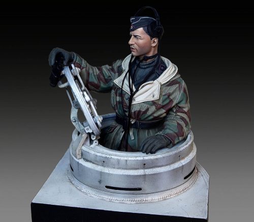 Royal Model German tanker in winter dress with Tiger I Early cupola 1:35 (RM961)