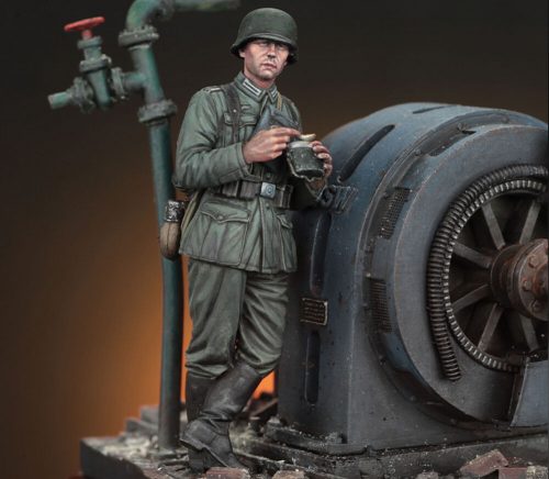 Royal Model German infantry soldier eating - WWII 1:35 (RM972)